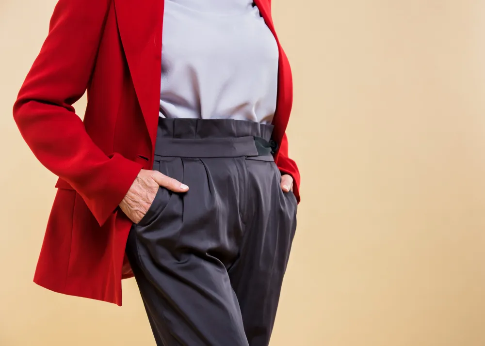 Cum să porți pantaloni cu talie înaltă fără să arăți demodat?