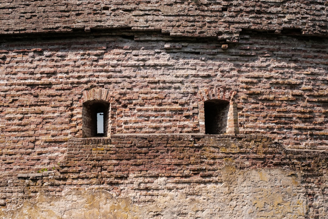 Arhitectura caselor vechi din Maramureș: tehnici de construcție fără cuie