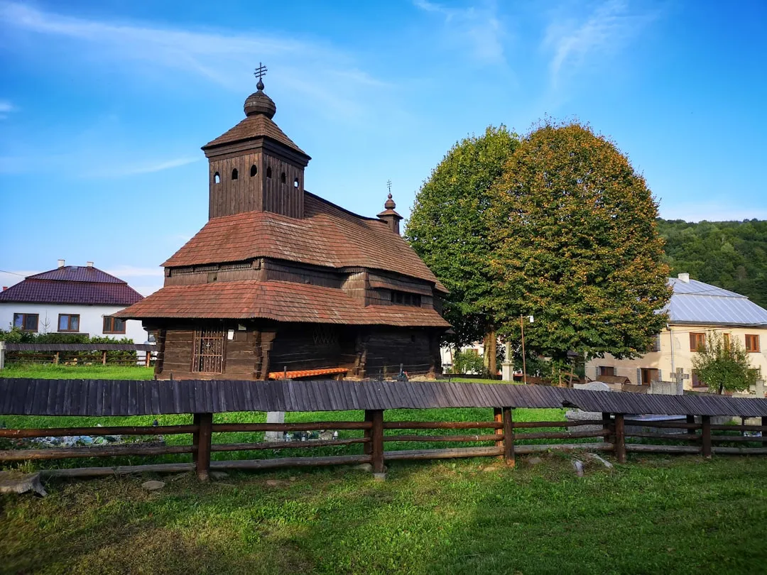 Photo biserică de lemn maramureșeană