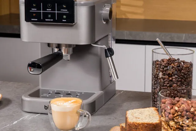 Espressor pentru birou și HoReCa, cu o cafea cappuccino și boabe de cafea