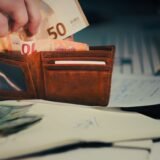 Portofel gol deschis pe o masă, alături de câteva documente și chei, după pierderea actelor